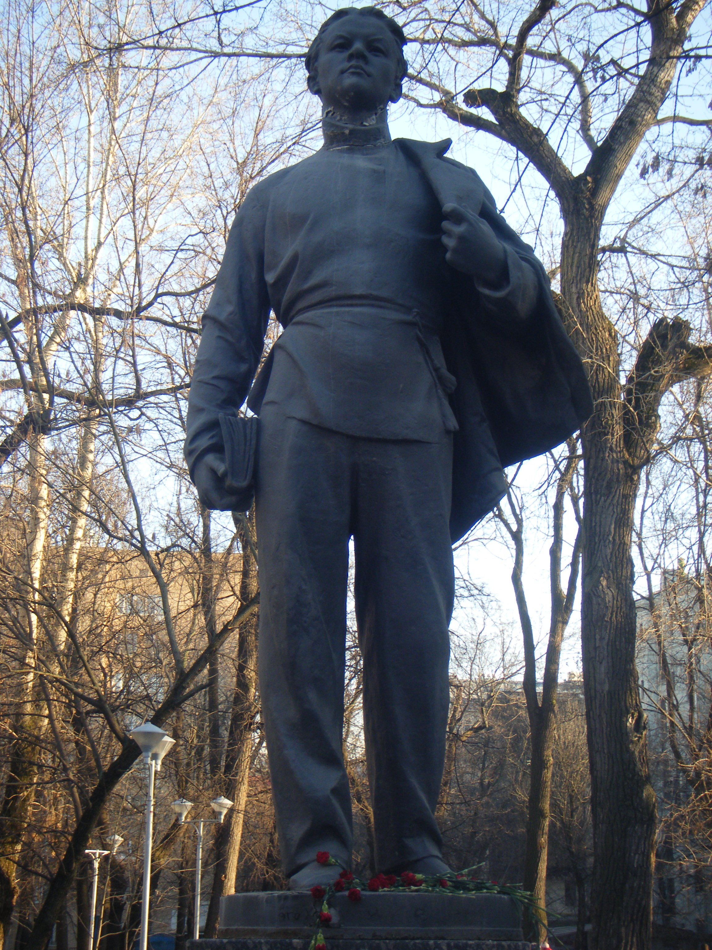 Памятник Ленину - гимназисту